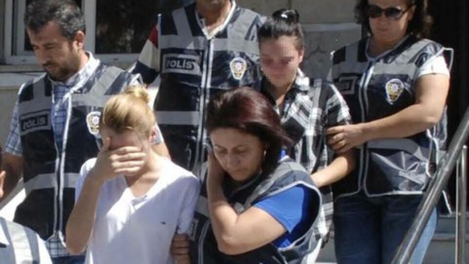 Annelerini öldüren kız kardeşler, yeniden hakim karşısında