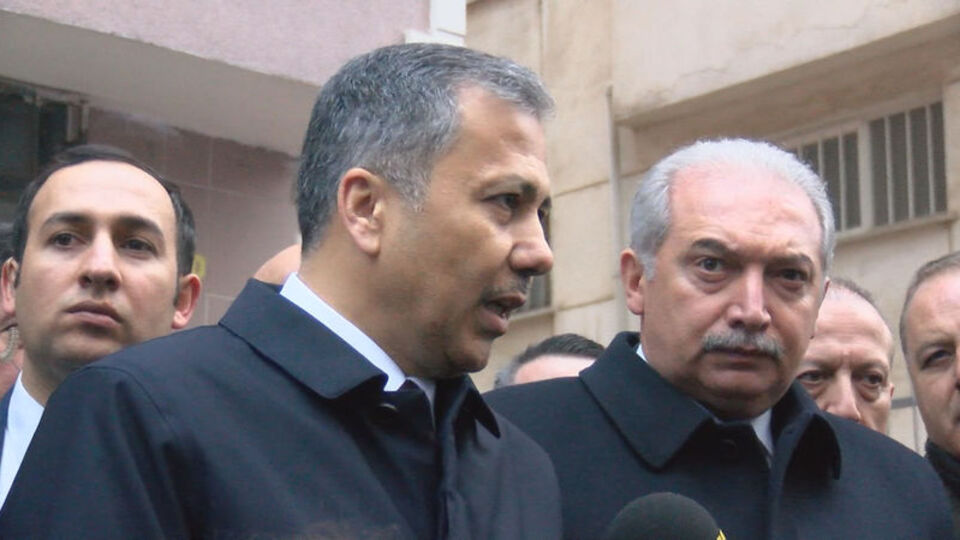 İstanbul Valisi açıkladı: Enkaz altında bir yaralıyla irtibat kuruldu