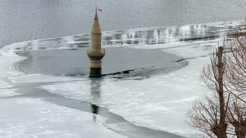Tüm köy sular altında kalmıştı! Evler ortaya çıktı