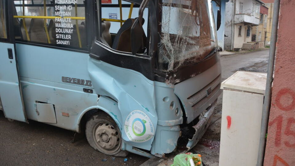 Ordu'da yolcu minibüsü evin duvarına çarptı