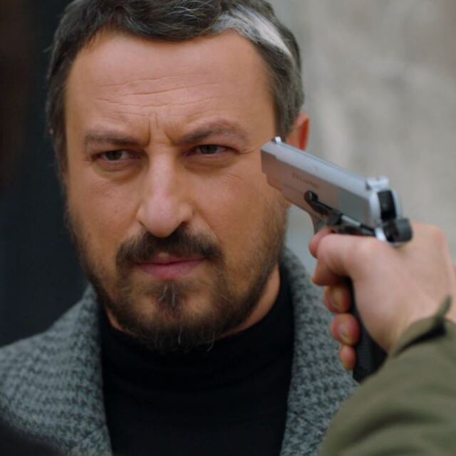 Veli'nin hayatı, Adem'in parmaklarının ucunda