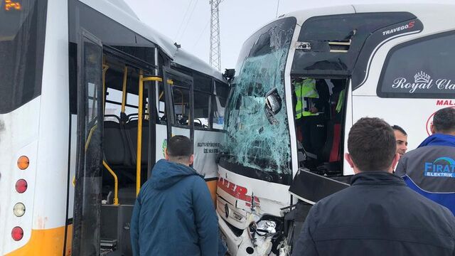 İki otobüs çarpıştı: 3'ü ağır 18 yaralı