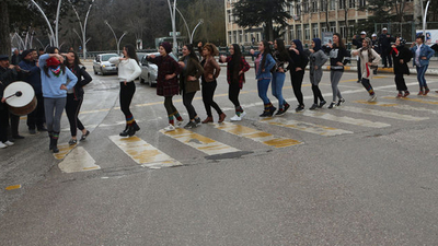 Araçları durdurup, yolun karşısına halay çekerek geçtiler!