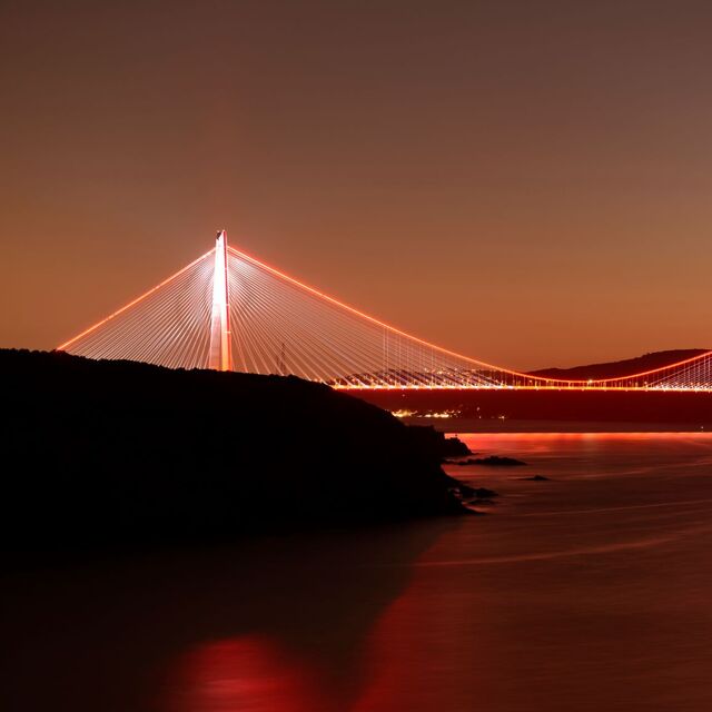 Çinlililer enerji, otoyol ve köprü peşinde