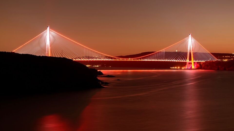 Çinlililer enerji, otoyol ve köprü peşinde