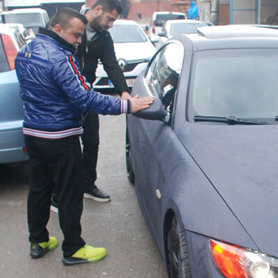 Tokatlı genç arabasına öyle bir şey yaptı ki... Gören telefona sarıldı