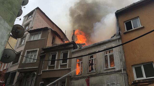 Beyoğlu'nda bitişik üç binanın çatısında yangın
