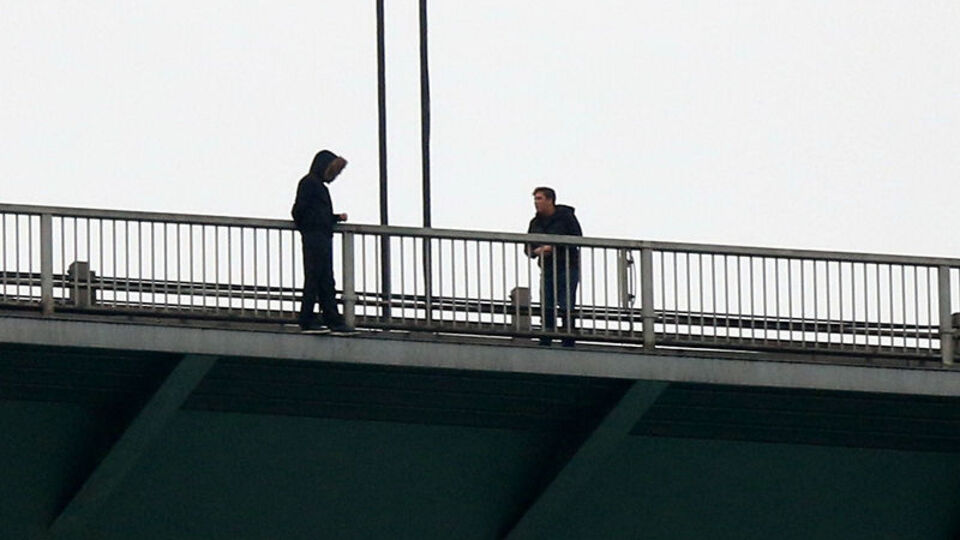 FSM'de intihar girişimi! İkna çabaları sürüyor... Trafik kilit