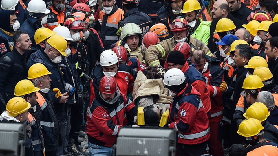 Enkazda yaşam umudu! 5 kişinin sesi duyuldu