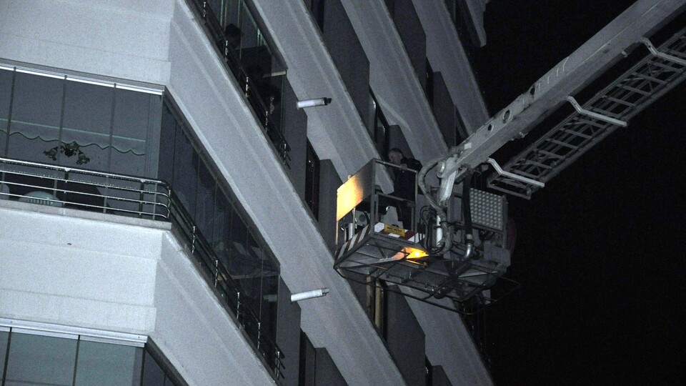 Rezidansta hareketli anlar! Kurtarılmayı böyle beklediler...