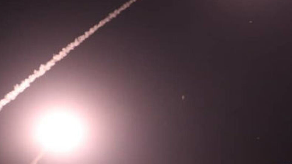 İran bin kilometre menzilli balistik füze üretti