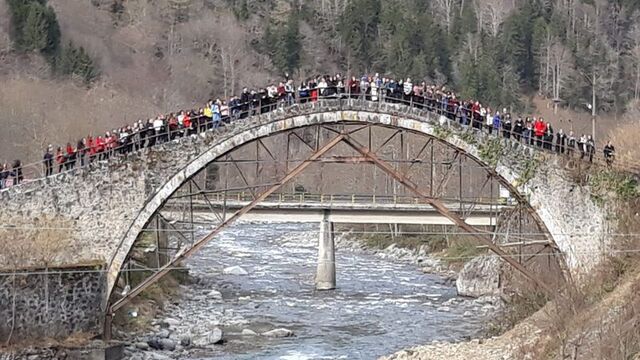 Rize'de şok görüntü! Tehlikenin farkında değiller