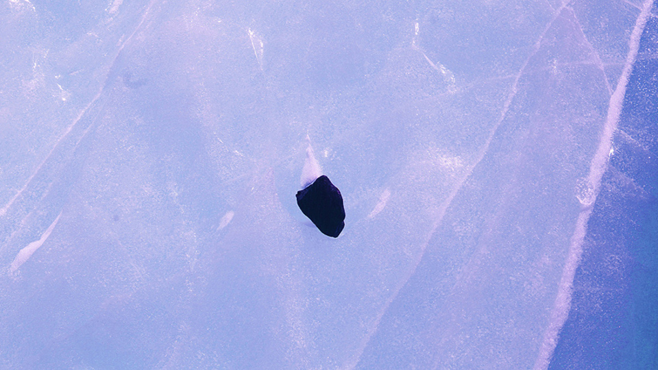 Antarktika'dan topladığı meteoritlerle 'uzaya' ışık tutacak