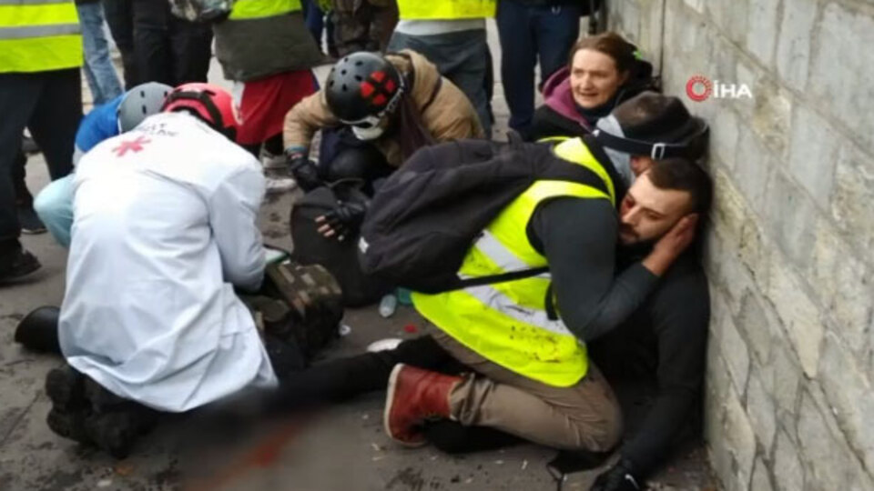 Paris sokakları karıştı! 1 kişinin eli koptu