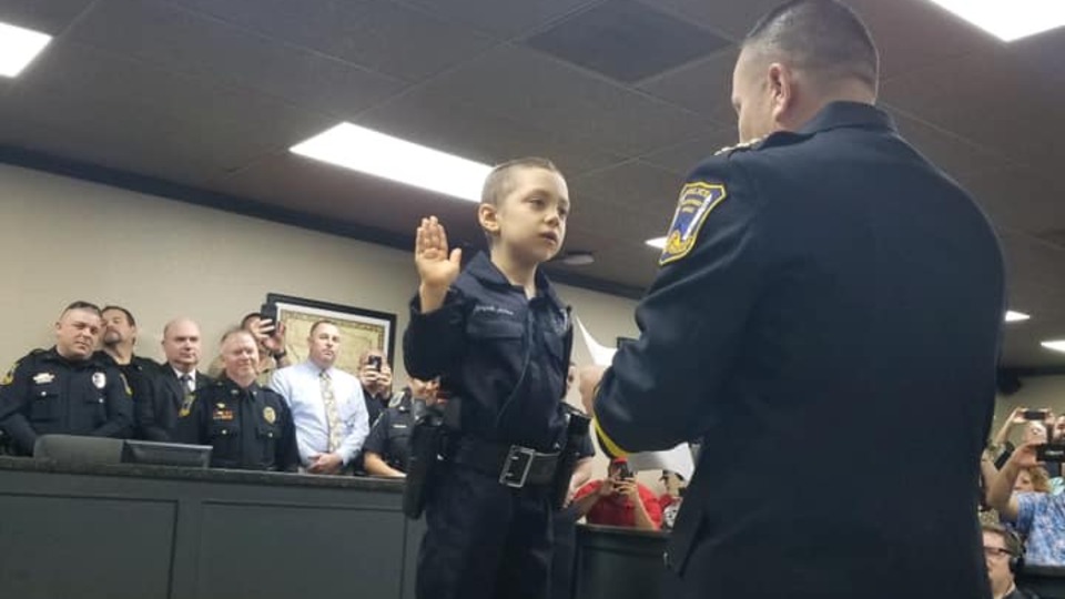 Kanser hastası küçük kız 'polis' oldu