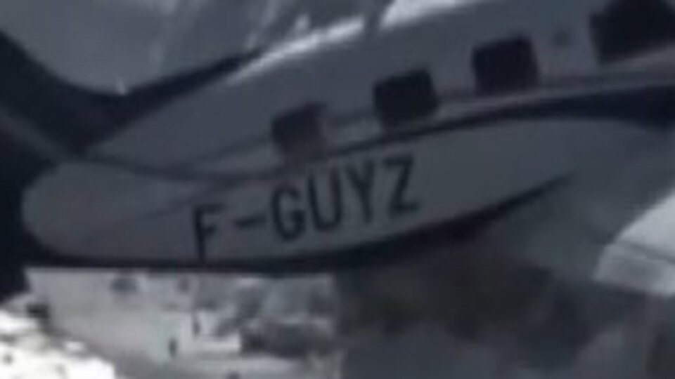 Fransa'da uçak kar yığınına çarptı
