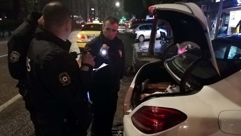 Lüks otomobilinin anahtarını kaybetti, bulana ne ödül verdi?