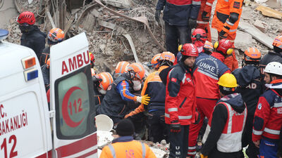 Enkaz altında yakınlarının çıkarılmasını bekliyordu! Kalp krizi geçirdi