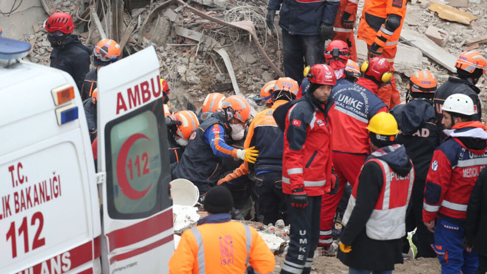 Enkaz altında yakınlarının çıkarılmasını bekliyordu! Kalp krizi geçirdi