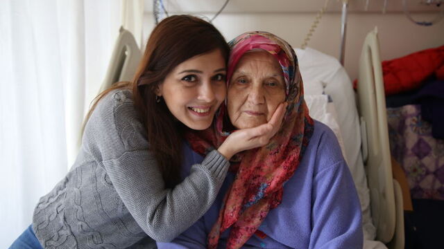 72 yaşındaki anne, kızı sayesinde hayata tutundu