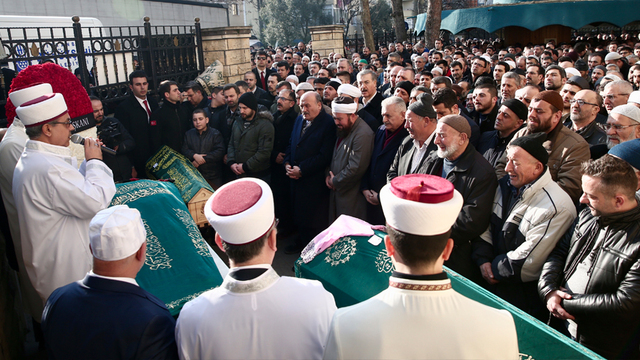 Kartal'da can veren anne ve çocuklarının cenaze töreninde gözyaşları...