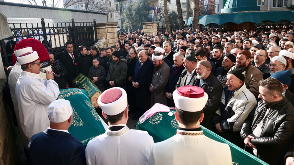 Kartal'da can veren anne ve çocuklarının cenaze töreninde gözyaşları...