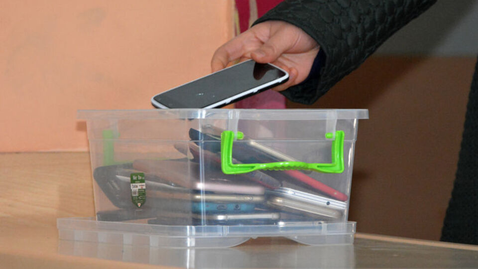 Öğrencilerin cep telefonu kullanması yasaklandı! Velilere ceza yolda