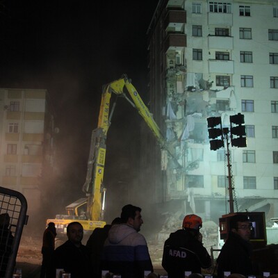 Kartal'da riskli binanın yıkımına tekrar başlandı