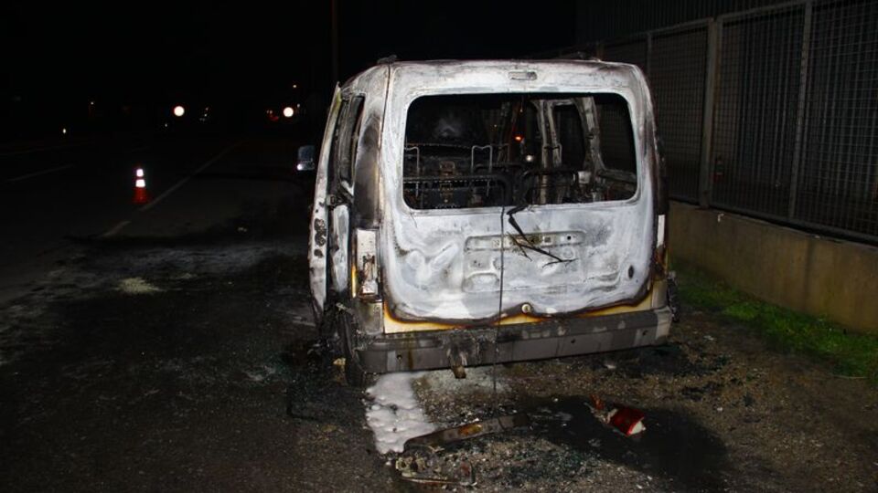 Seyir halindeki araç cayır cayır yandı