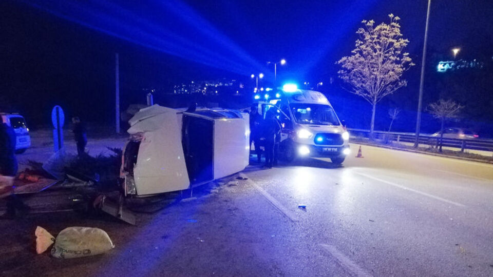 İşaret levhalarına çarpan otomobil devrildi: 3 yaralı