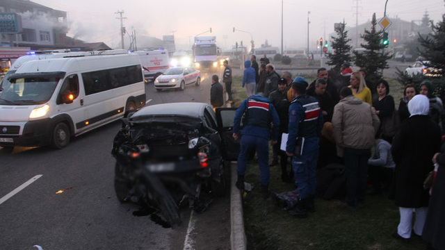 Servis minibüsü otomobile çarptı: Yaralılar var!