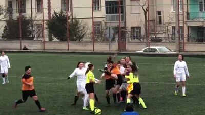 Kırmızı kart öfkesi! Kadın futbolcu hakeme saldırdı