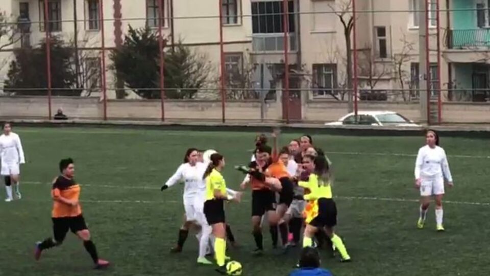 Kırmızı kart öfkesi! Kadın futbolcu hakeme saldırdı
