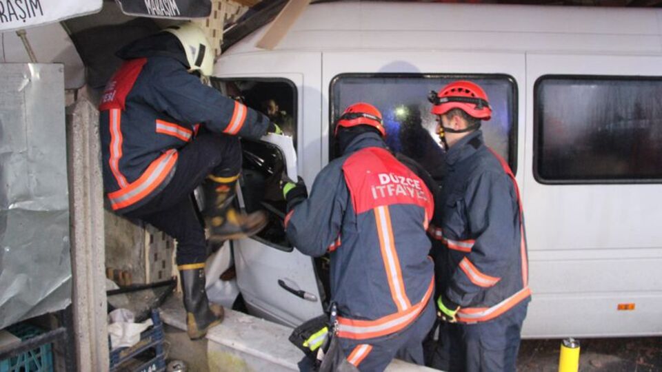 D-100'de can pazarı! Servis minibüsü lokantaya girdi