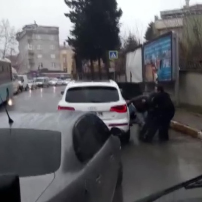 6 kişi aracın önünü kesip saldırdı! Önce dayak sonra gasp...