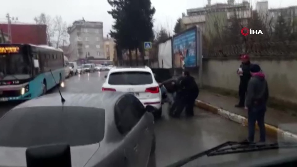 6 kişi aracın önünü kesip saldırdı! Önce dayak sonra gasp...