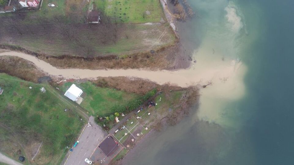 Sapanca Gölü'ne çöp suyu!