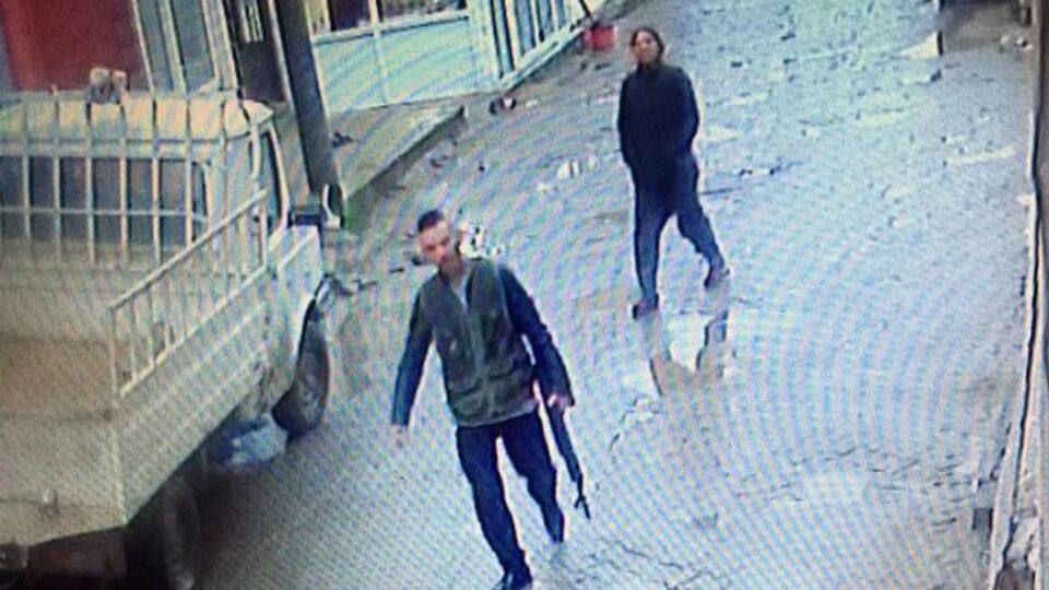 Cinayetten önce görüntülendi... Elinde tüfek, tam 2.5 saat sokak sokak aramış!