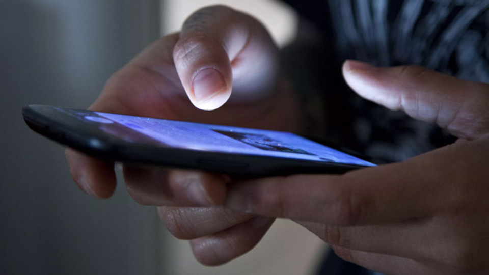 Akıllı telefon kullanan herkese çok önemli uyarı: Dinleniyor olabilirsiniz!