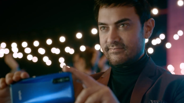 Açılır kapanır kameralı telefonunu Bollywood yıldızıyla duyurdu