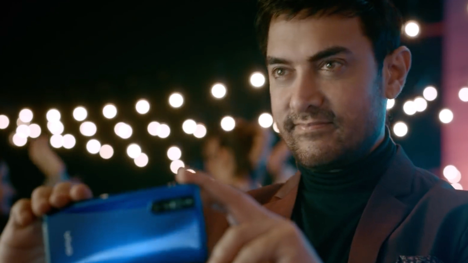 Açılır kapanır kameralı telefonunu Bollywood yıldızıyla duyurdu