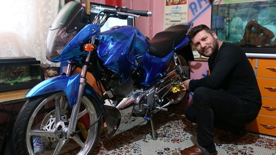 Evinin salonuna park ediyor, sadece yağmursuz günlerde kullanıyor!