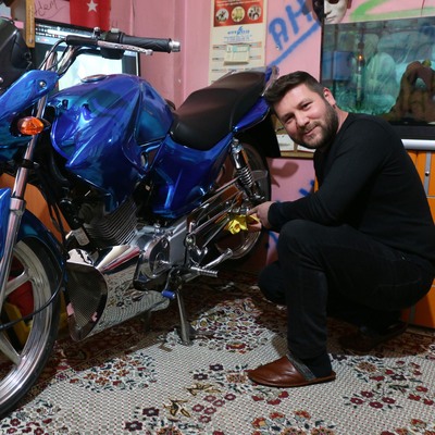 Evinin salonuna park ediyor, sadece yağmursuz günlerde kullanıyor!