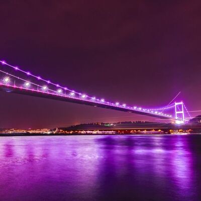 İstanbul'da köprüler mora büründü