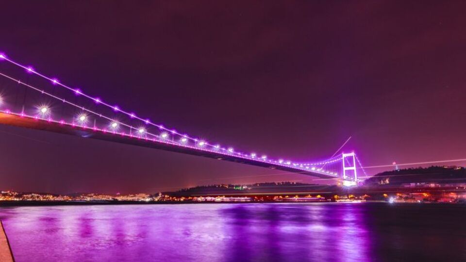 İstanbul'da köprüler mora büründü