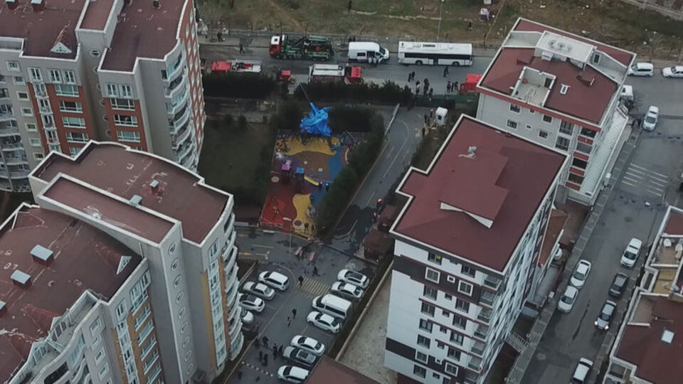 Bloklara çarpmayıp bahçeye yöneldiler! Kahramanca düştüler!