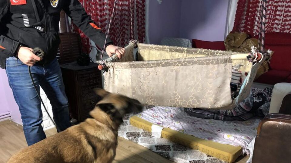 Dedektiflerin şaşırdığı an! Evin ortasına kurulu beşikten çıktı