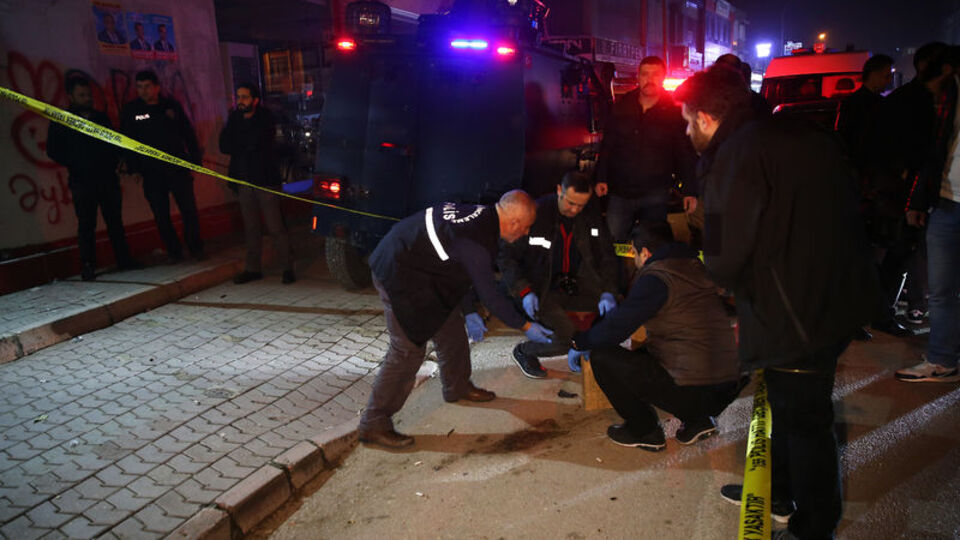 AK Parti'nin seçim bürosuna molotoflu saldırı