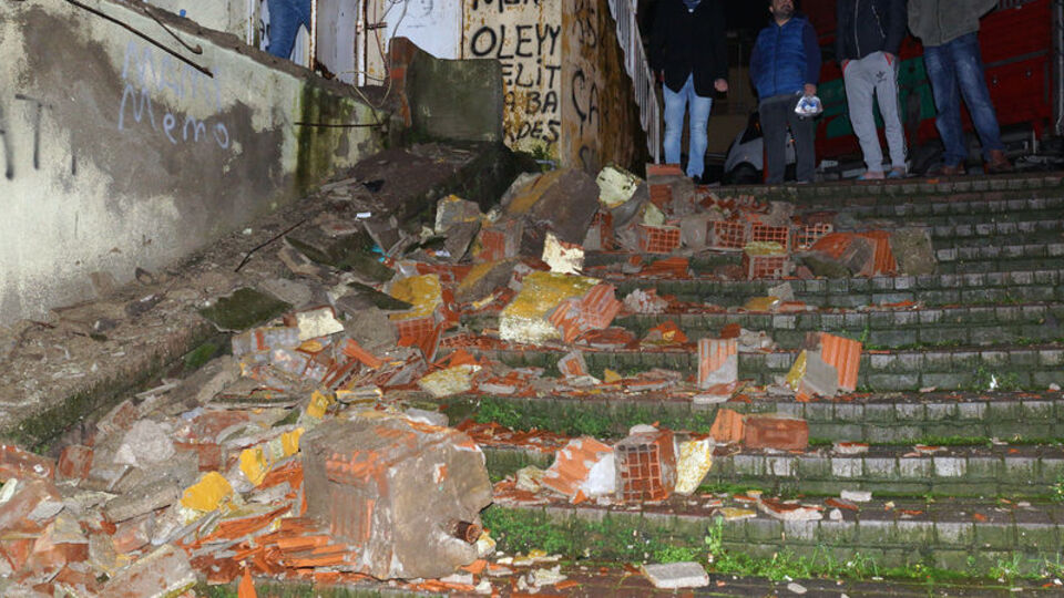 Aşırı yağış balkonu çökertti