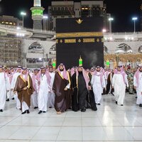 Veliaht Prens Kabe'nin çatısına çıktı!